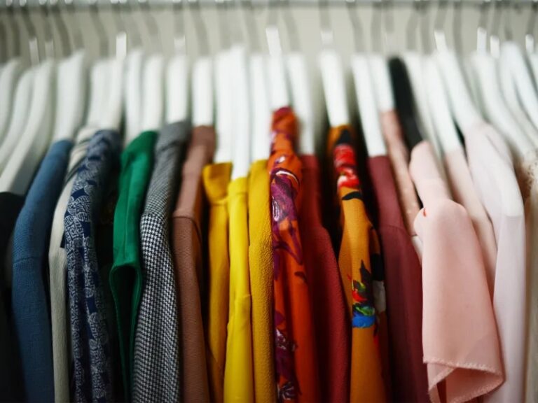 How to Arrange Your Clothes by Color